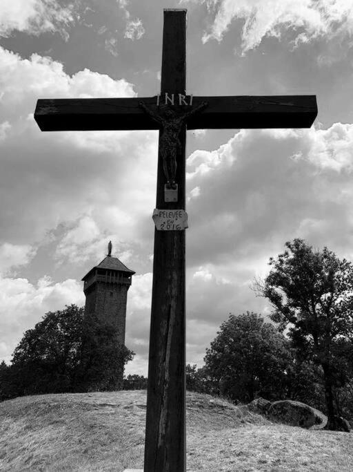 Gite A La Tour De Peyrebrune Alrance Bagian luar foto